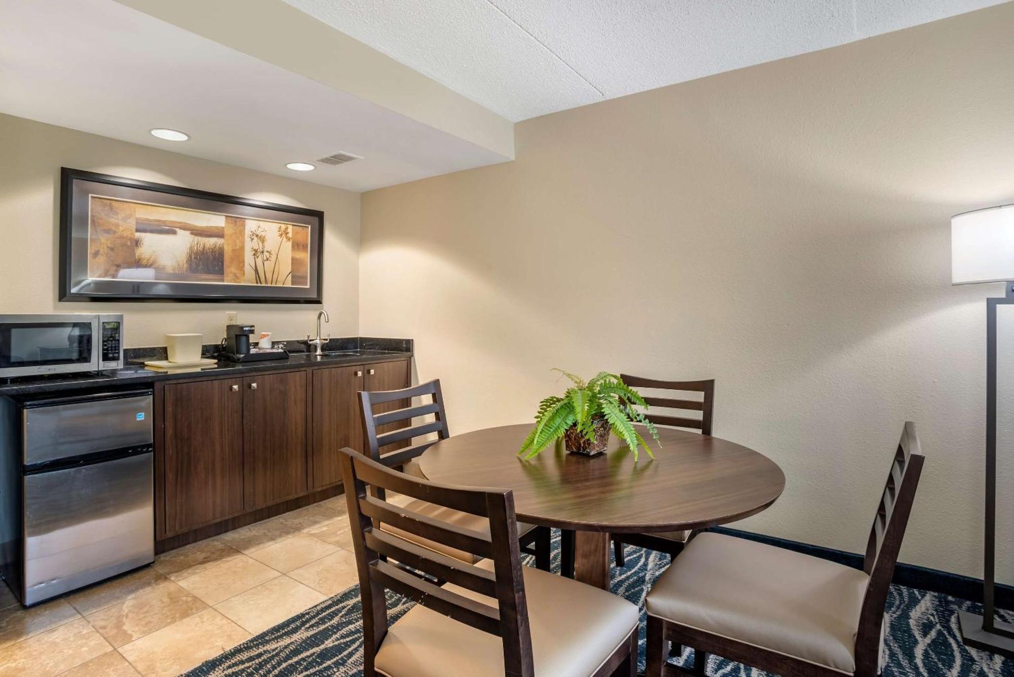 Comfort Inn & Suites Newark - Wilmington Extérieur photo